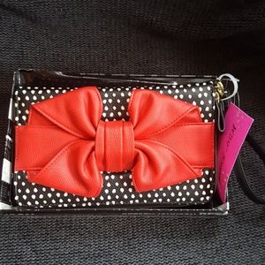 Betsey Johnson travel wristet